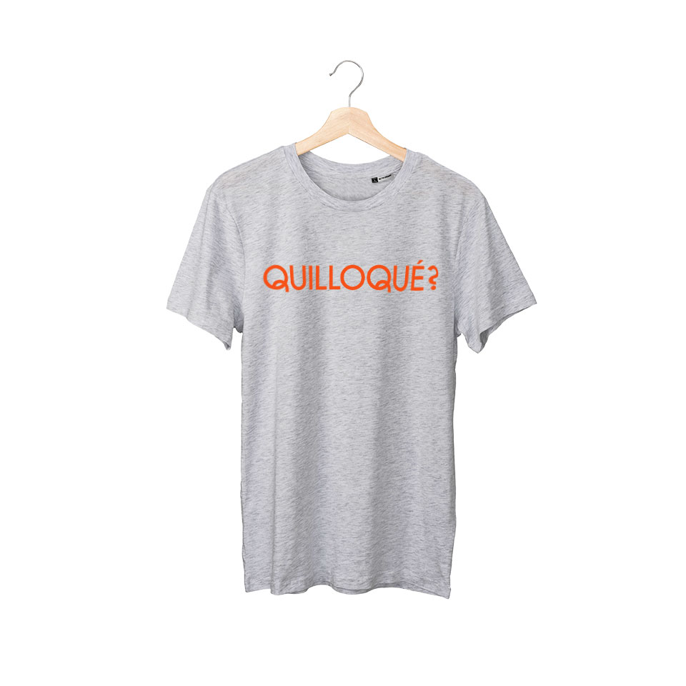 Camiseta básica gris con letras en naranja